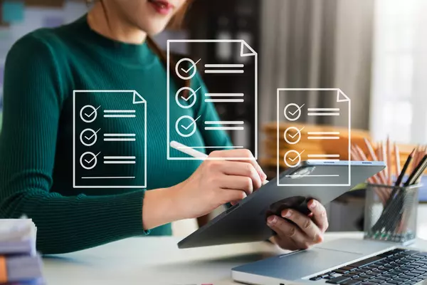online-business-contract-electronic-signature-esigning-digital-document-management-paperless-office-business-hand-working-office
